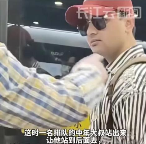 [中国赞]9月13日，北京，一外国男子地铁插队，女生好心用英语劝说，他却冲女生说