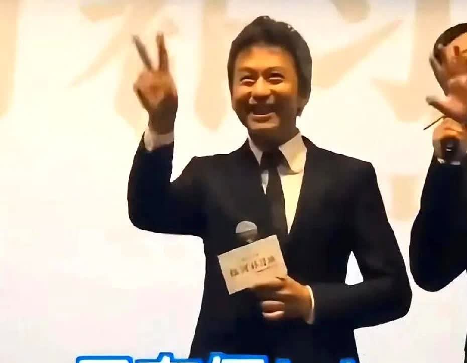 这记者真不会说话，还是邓超情商高啊。

有次记者问邓超，因为你是好几个孩子的