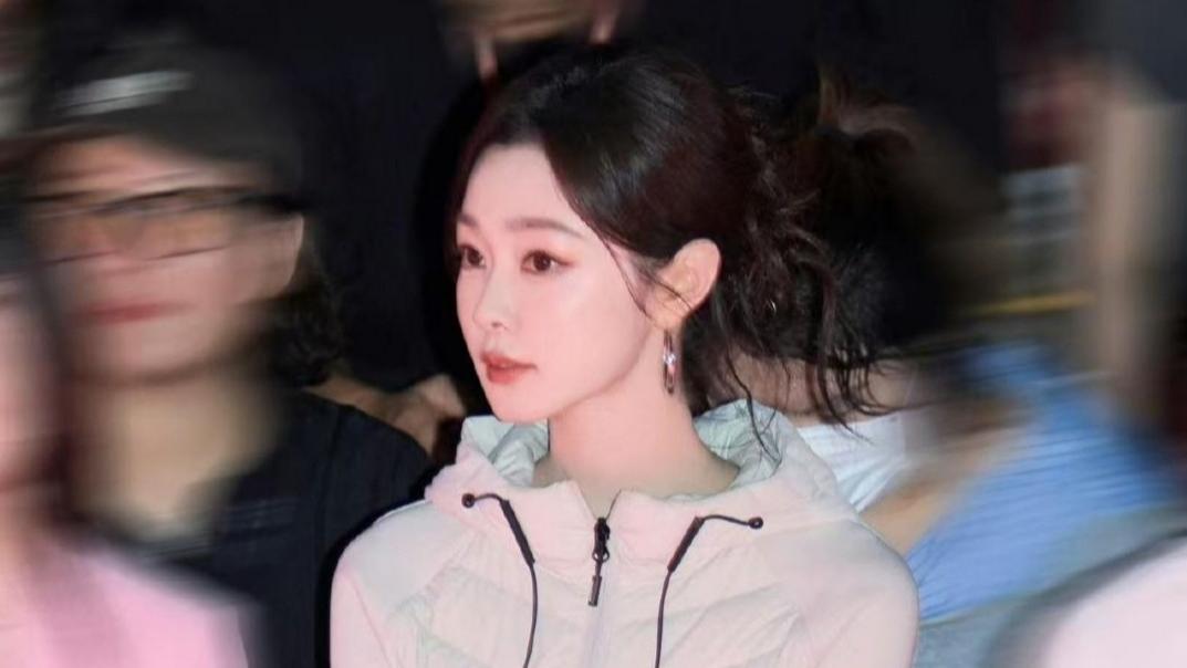 宋轶看秀路透侧颜美出圈
