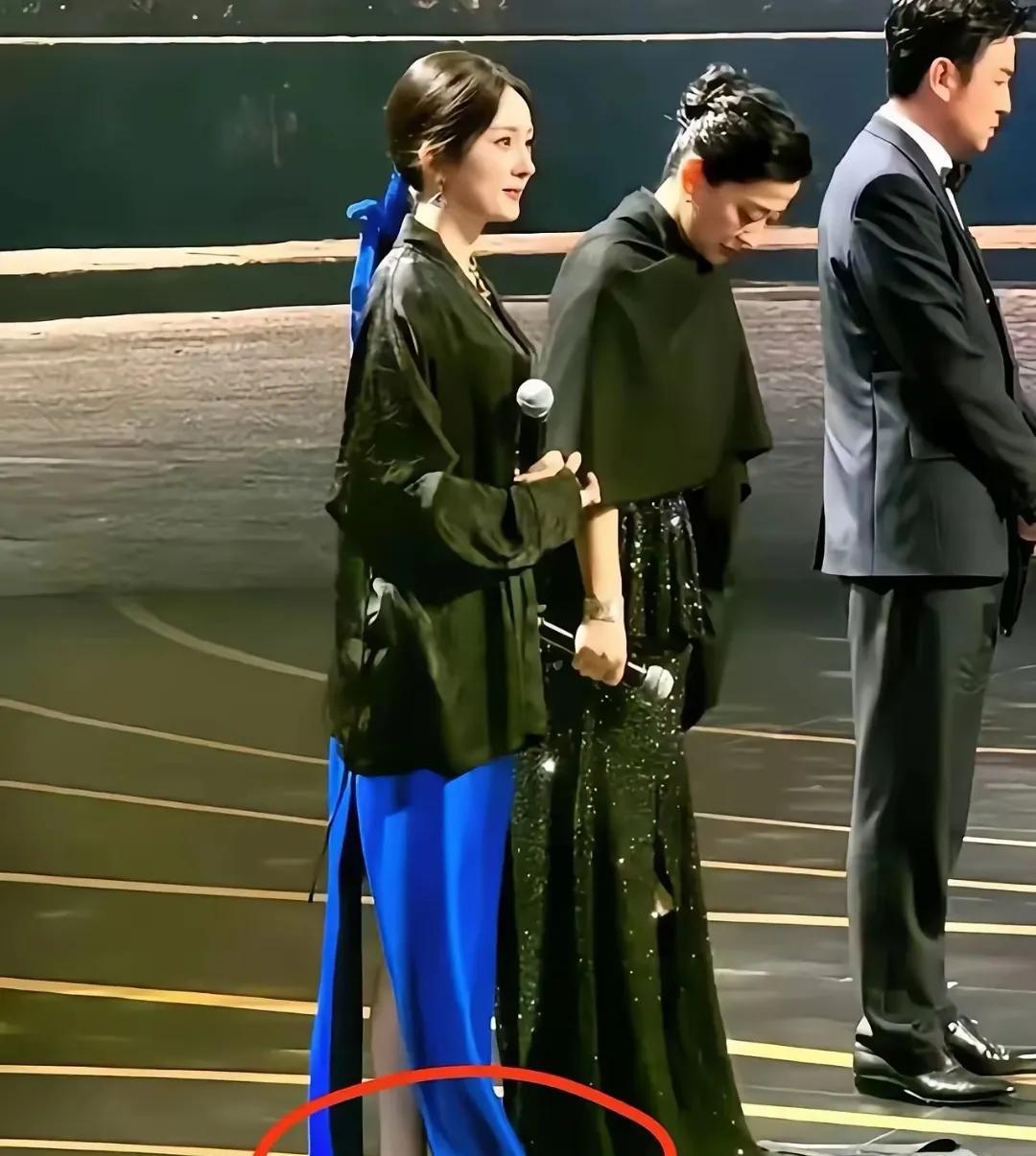 杨幂又出奇招！高定礼服下竟踩“酒店拖鞋”，同台章子怡梅婷却美得毫不费力！
昨晚的