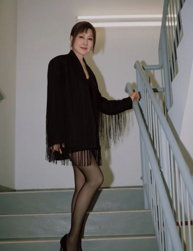 张凯丽一身黑色西装亮相红毯，果然姜还是老着辣啊！