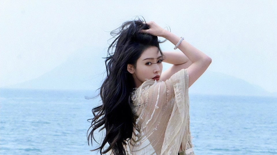 绝美海边写真封神！张天爱魔鬼身材穿出高级感，这才是人间绝色