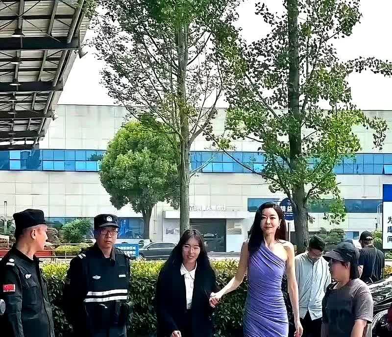 终于知道郭富城为啥当年不娶熊黛林了，这两米的气场太有压力感了！

熊黛林往那
