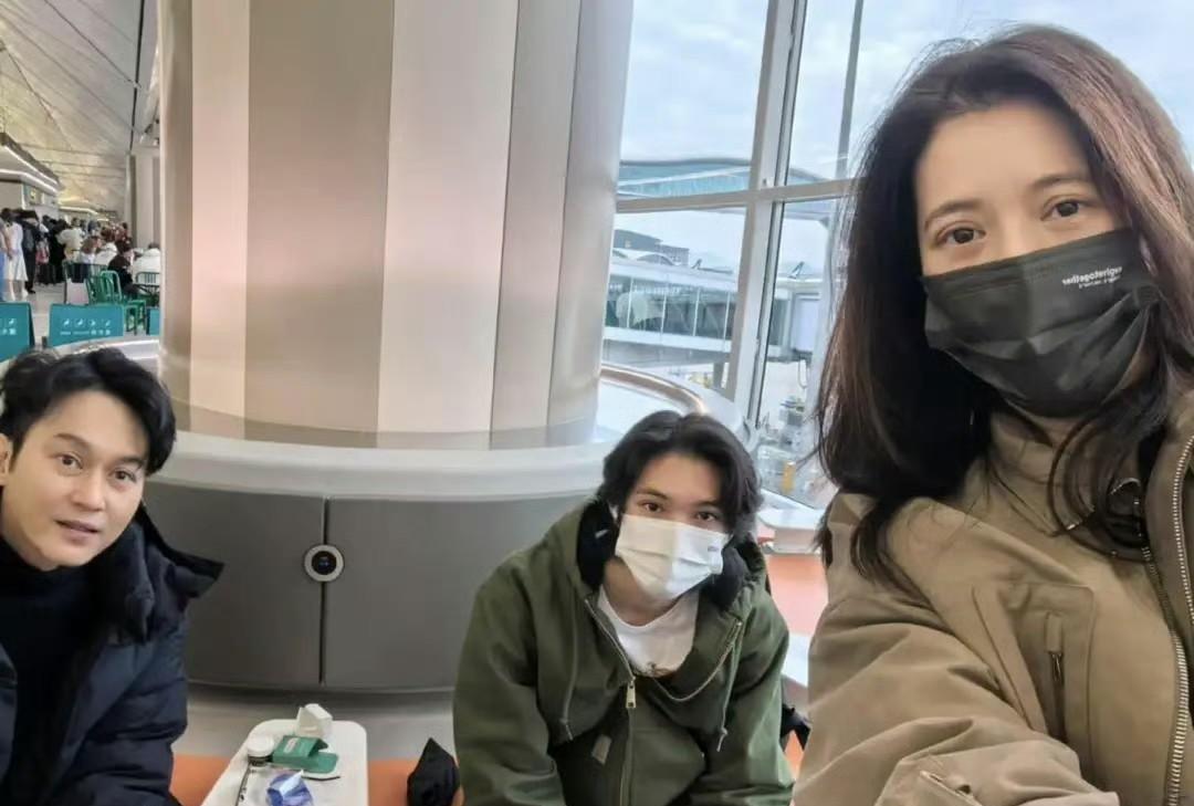 袁咏仪真好啊，54岁了皮肤还这么白这么透，一个人在英国逛宜家陪儿子读书，这状态绝