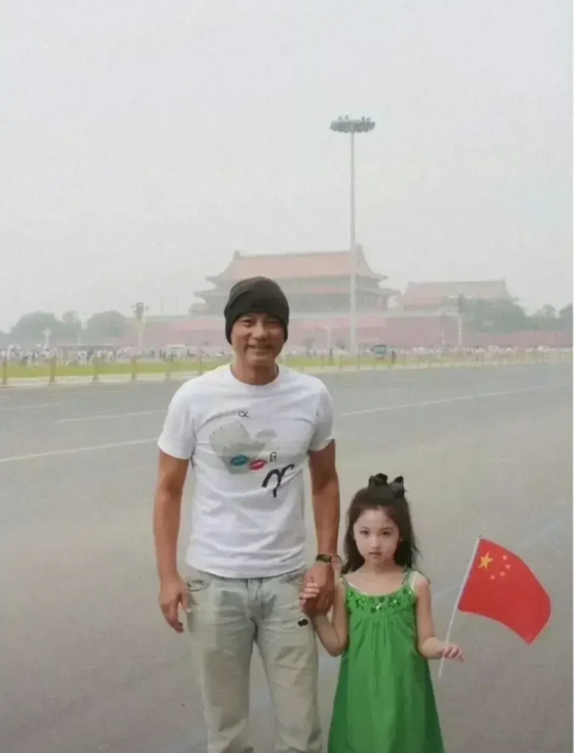 同样两个人，相隔14年。

不得不说，小棉袄变成了大美人。