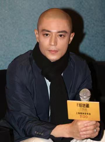 霍建华得知自己要当爸爸的第一反应既不是惊喜，也不是高兴，而是惶恐。
那时他正在拍