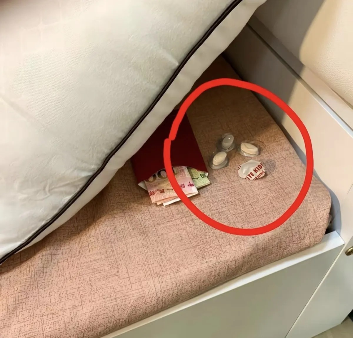 给女儿收拾床发现的，当妈的心如刀割……

女儿最近忙的没时间收拾卧室，就让我收