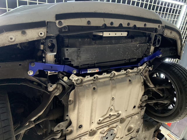 帮大家踩坑了，3系装了前阻尼杆
之前加了后阻尼杆效果还可以，想着把前面也加了，目