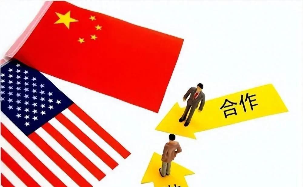 中国出人意料地没有在第一时间反击，没有随美国的104%而动。
这有两种可能。
一