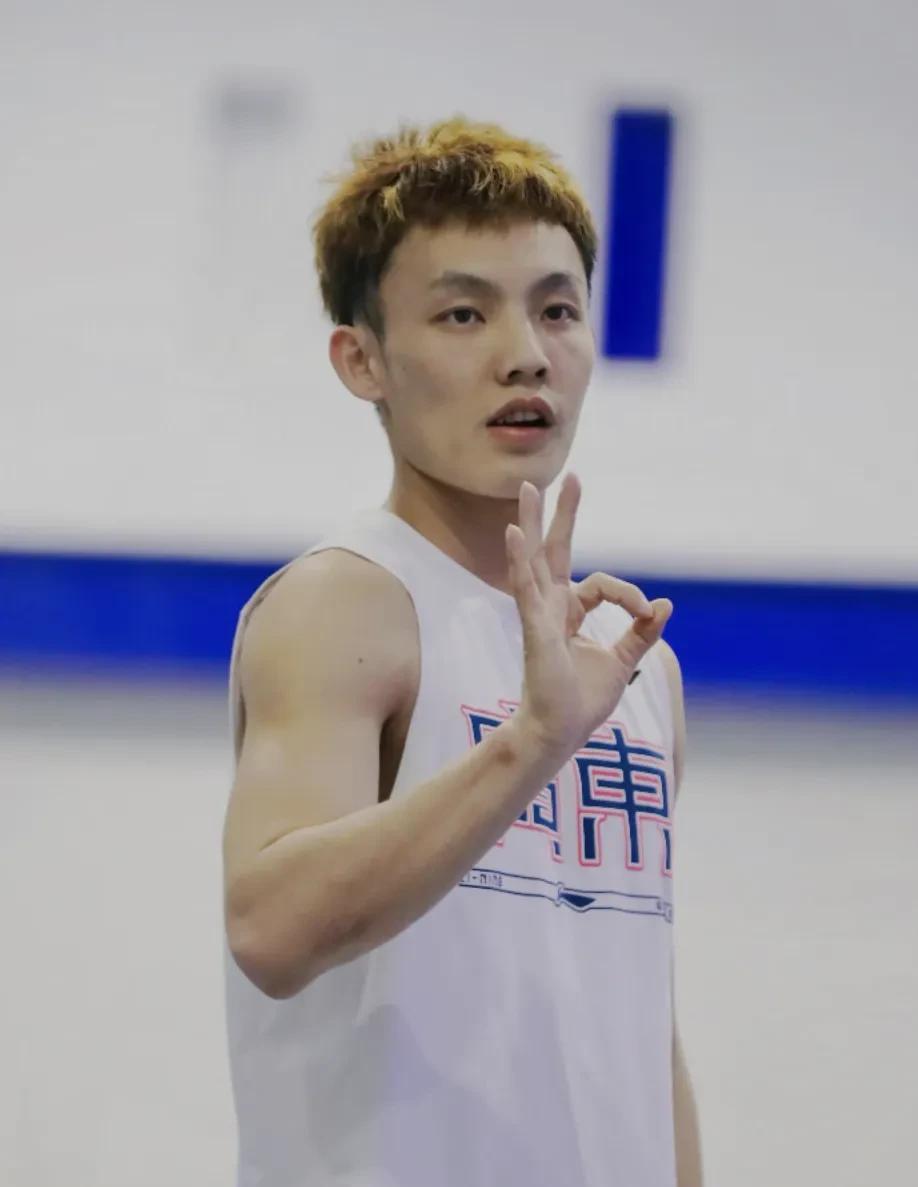 徐杰雨过天晴！  
中国男篮近期几场热身赛中，徐杰竟然连12大名单都进不去！不少