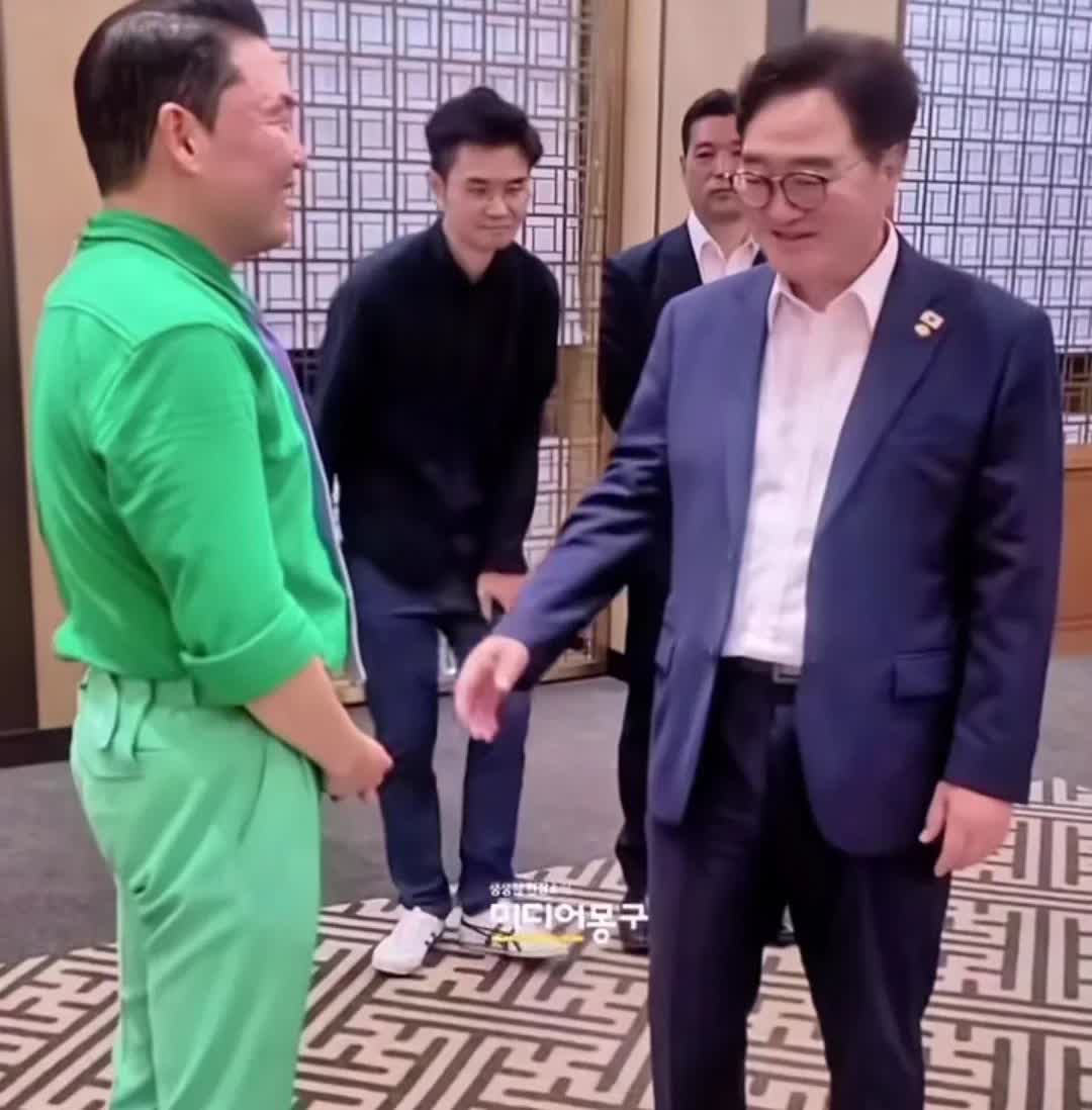 韩国国会议长禹元植接见鸟叔，鸟叔紧张的像个“新兵蛋子”，拿毛巾擦汗。
禹元植这