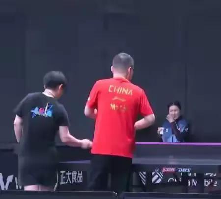 这下不用受骂了，马琳亲自教孙颖莎摆短。
马琳和王励勤、王皓的二王一马的时代独夺奥