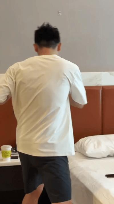 宝子们！郑凯健身竟学动物爬，这啥操作？
想象一下，郑凯像小猴子一样灵活爬行，这画
