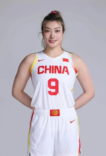 现役中国女篮各项技能最顶级的选手:

1.突破--李梦

2.防守--张茹

3