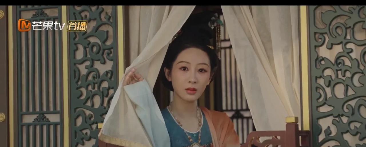 《锦绣芳华》原著里，何惟芳养的一盆极品牡丹，稀有牡丹花，一盆就值十万钱。何惟芳从