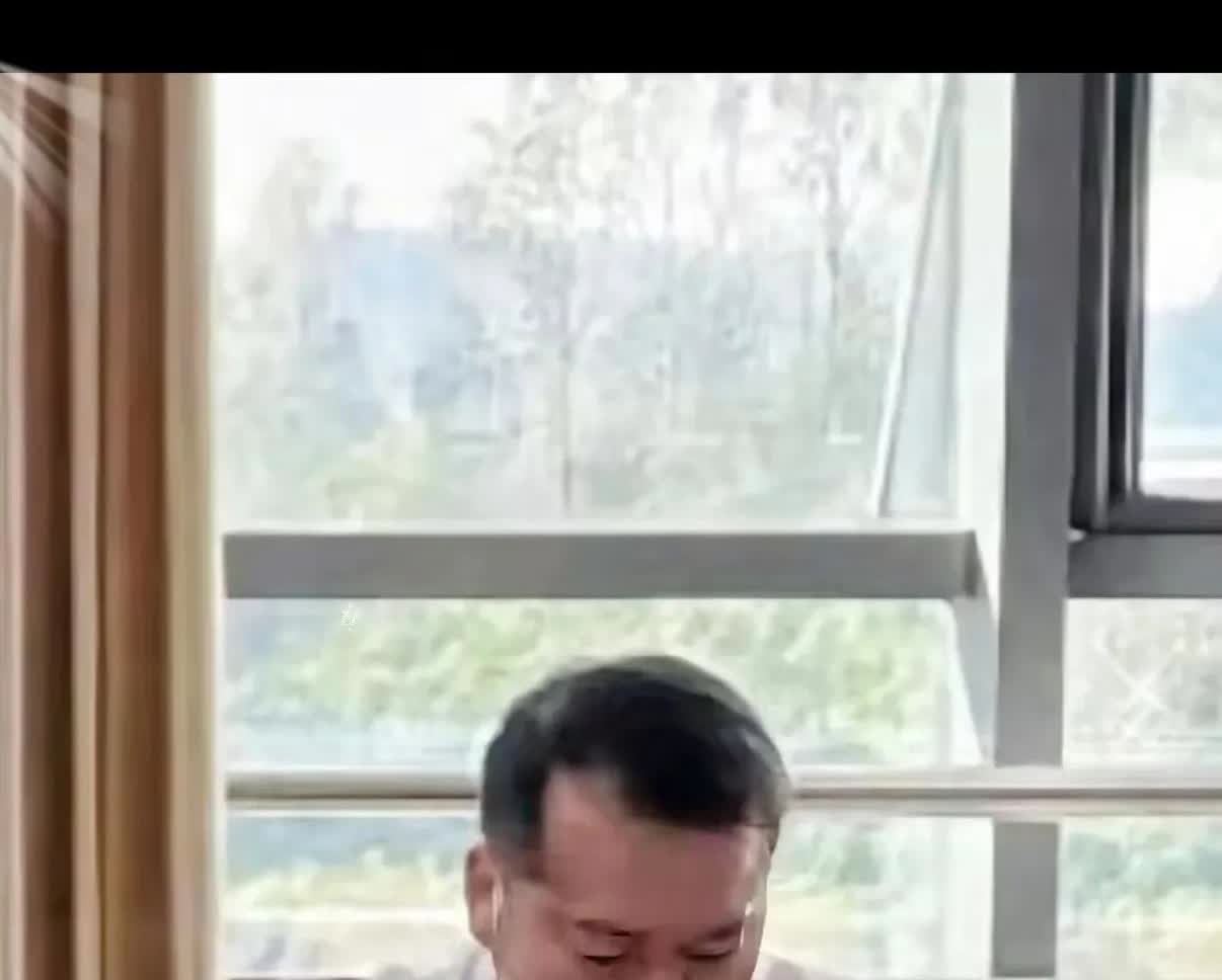 罗山县委政法委副书记夏宇，到某单位学习教育期间，存在违规吃喝行为。   先是5个