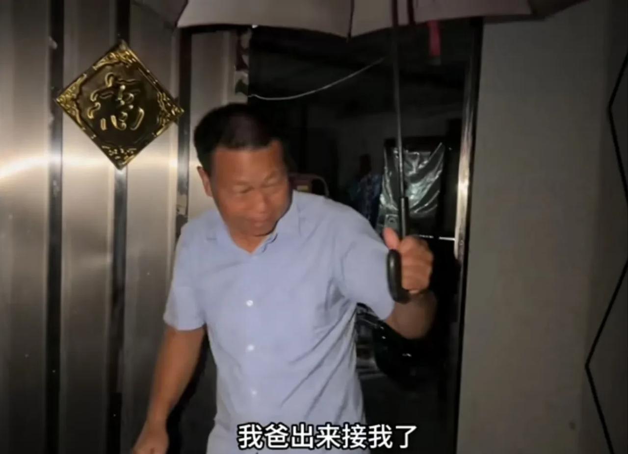 哈哈终于回到家了！
感觉从他踏进家门的那一刻，全家人都像吃了定心丸似的。
尤其是