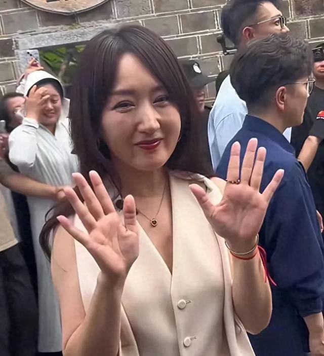 54岁玉女杨钰莹至今未婚，脸部臃肿，尽显沧桑！！
昔日甜歌天后，如今半隐江湖。岁