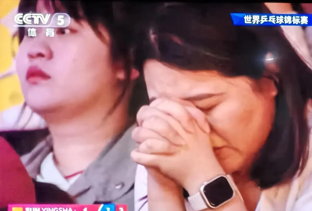 一个戴表一个戴眼镜，看个比赛搞这么累，至于吗？
莎曼大战第七局莎莎2：4落后时，