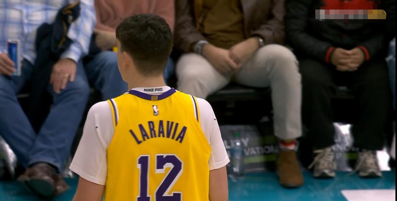 湖人新星拉拉维亚的情商真是特别高！在今天湖人客场以121：111击败黄蜂的赛后，