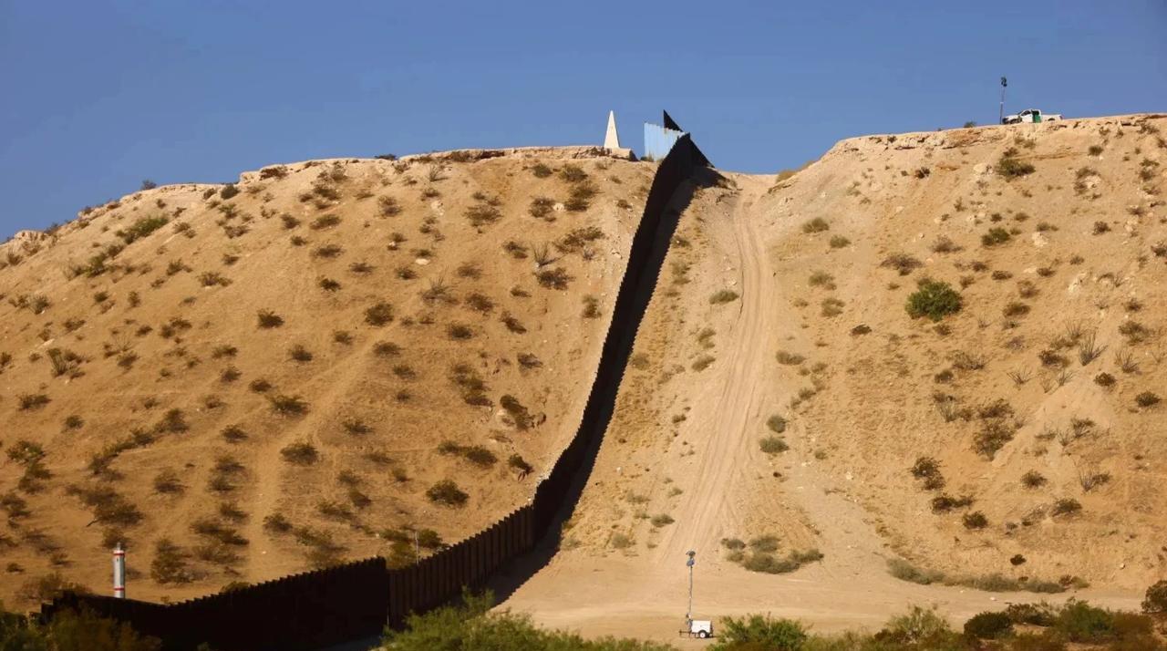 美国国土安全部长克里斯蒂·诺姆昨天宣布，美国政府计划将美国与墨西哥之间的边境围栏