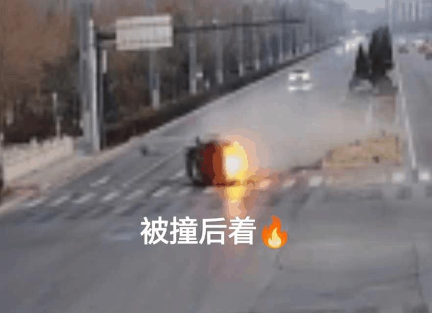 先别说责任了！黑车驾驶员跑出来了吗？
所以教练教我们遇到突发事件让速不让道才是对