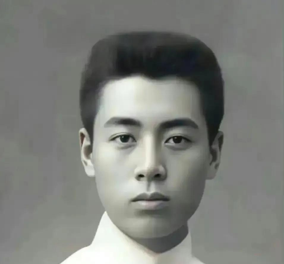 19岁的周恩来，不愧为世界美男子！超级好看，超级伟岸！真正的国际巨星！
周恩来这