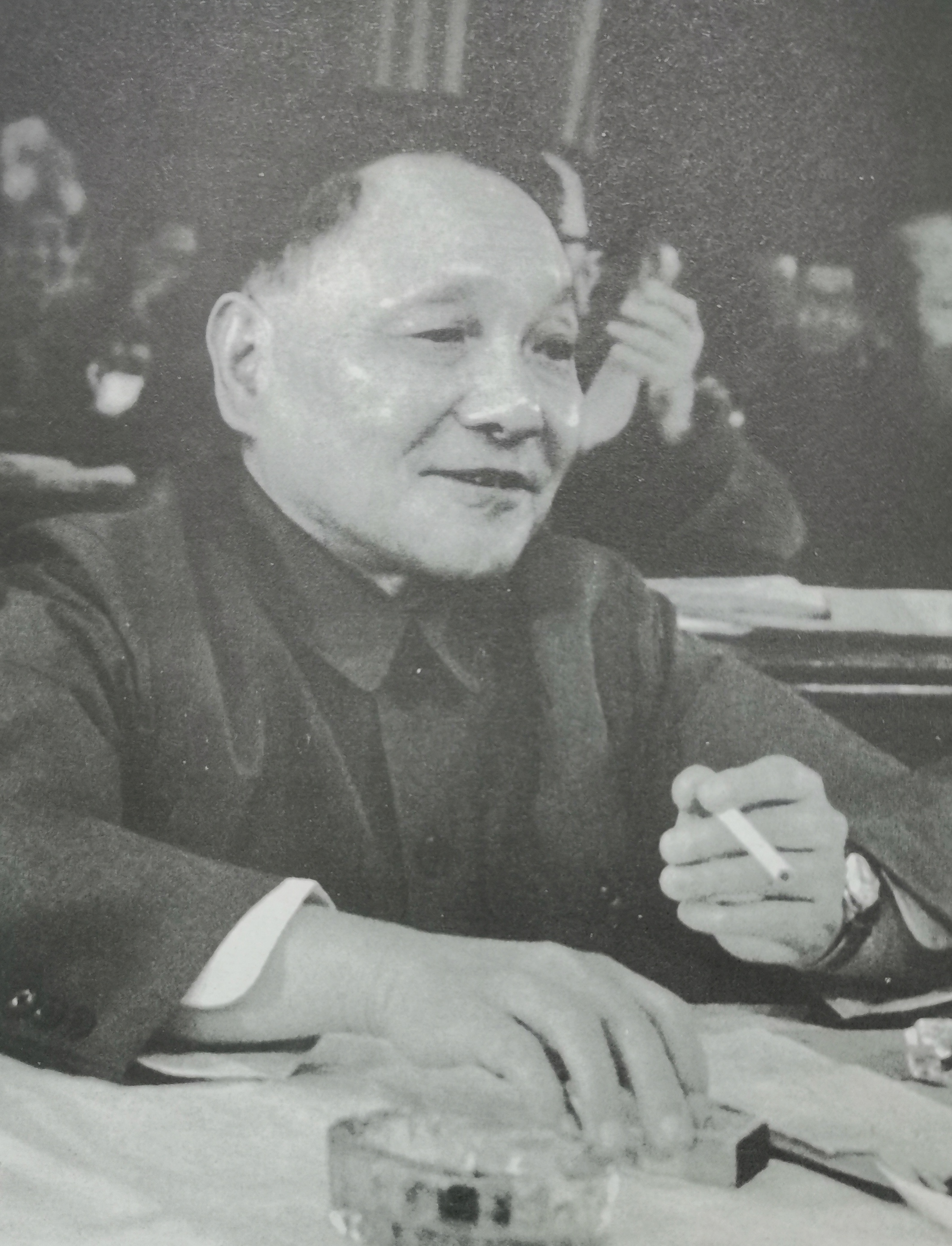 1975年，邓小平做了落实党的政策，为老干部平反等方面有指导意义的插话。第二年开