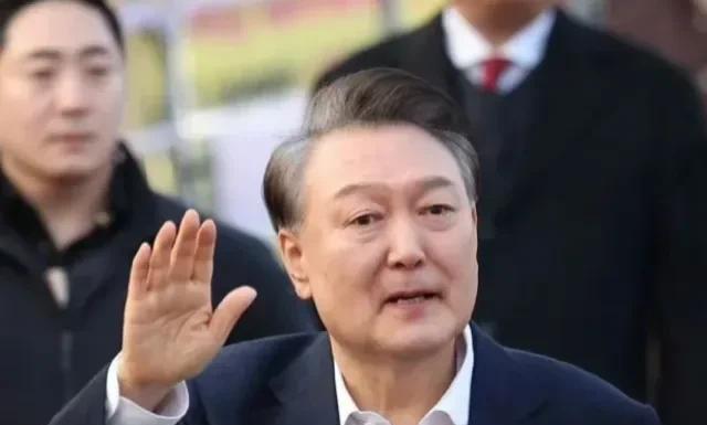 尹锡悦很可能要复出了！
随着尹锡悦被释放后，局势可谓是对他越来越有利了！他不仅会
