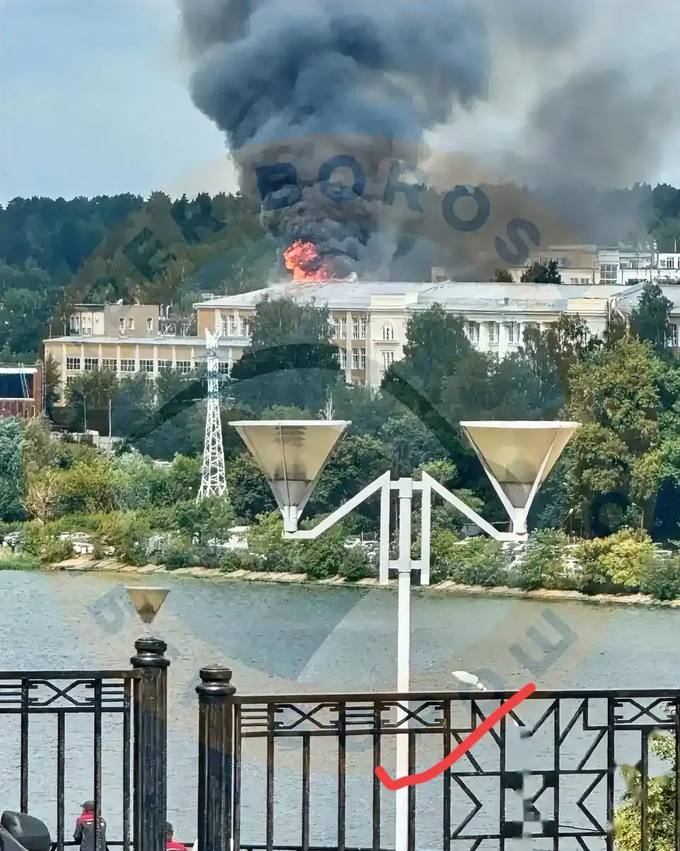 乌克兰无人机炸了俄罗斯军工厂











啥？乌克兰无人机竟然飞了14