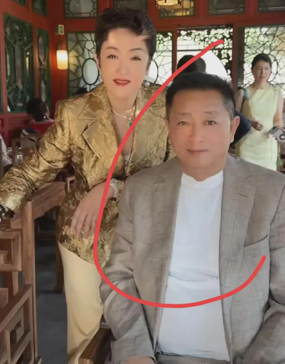 汪小菲结婚，
刷到他爸爸，长的也老帅了，汪小菲和他爸爸长的贼像。
看汪小菲妈妈和