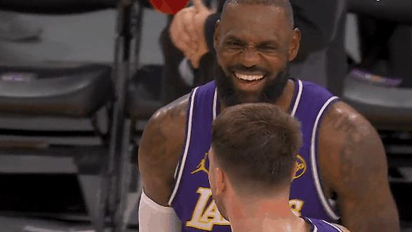 韦德现场解说湖人对阵独行侠，詹姆斯和韦德握手致意