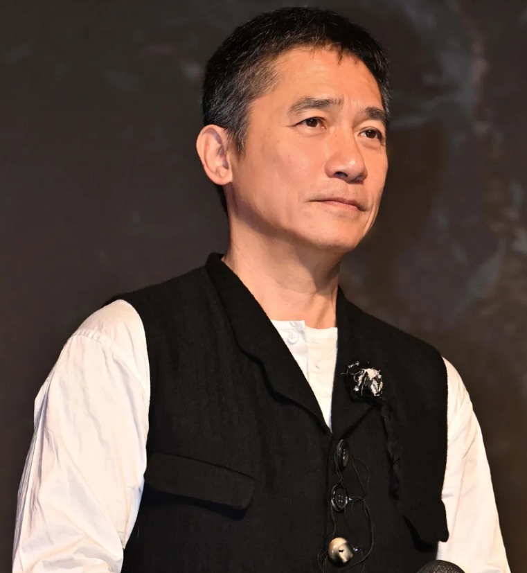 鲁豫曾在采访中问梁朝伟：“你炒股吗？”梁朝伟摇摇头说：“我从来不炒股。”鲁豫好奇