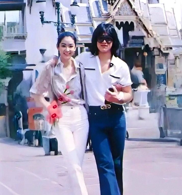 滑翔伞差点把25岁的林青霞吹进湄南河，成龙一把拽住她，1979年曼谷街头这一幕被