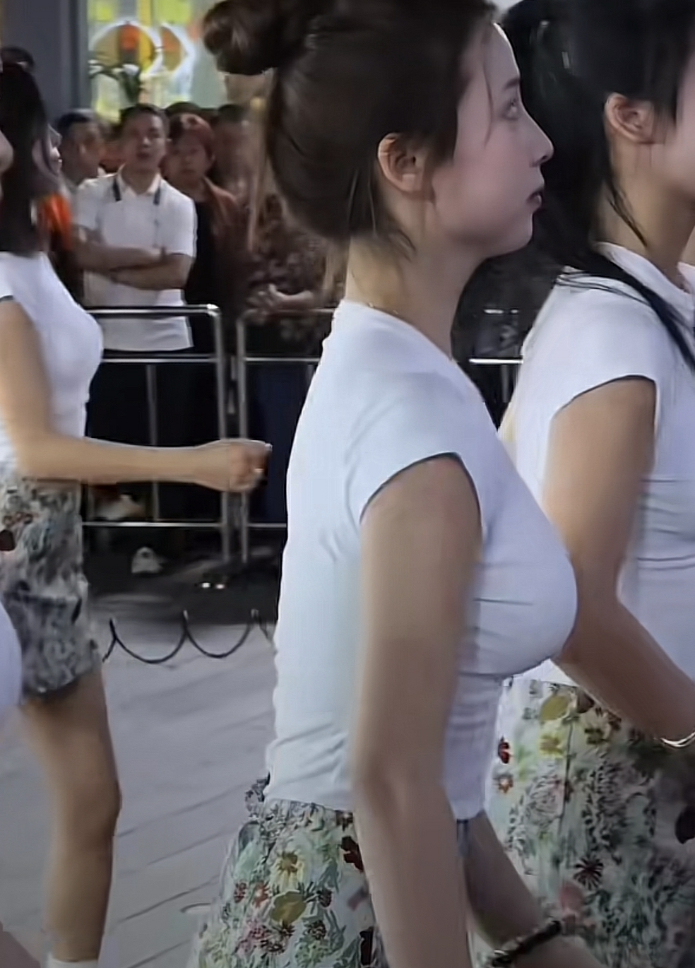 歌舞升平美女如云这会创造多少jdp中国真的是强大了