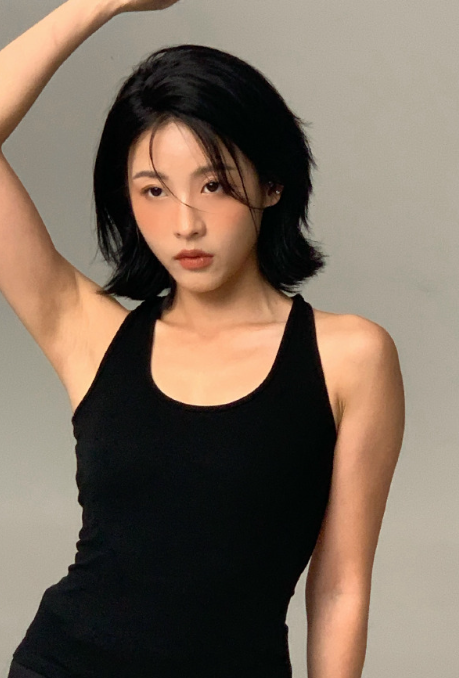 孙芮的黑色棚拍，这松弛感是不是超可以的？