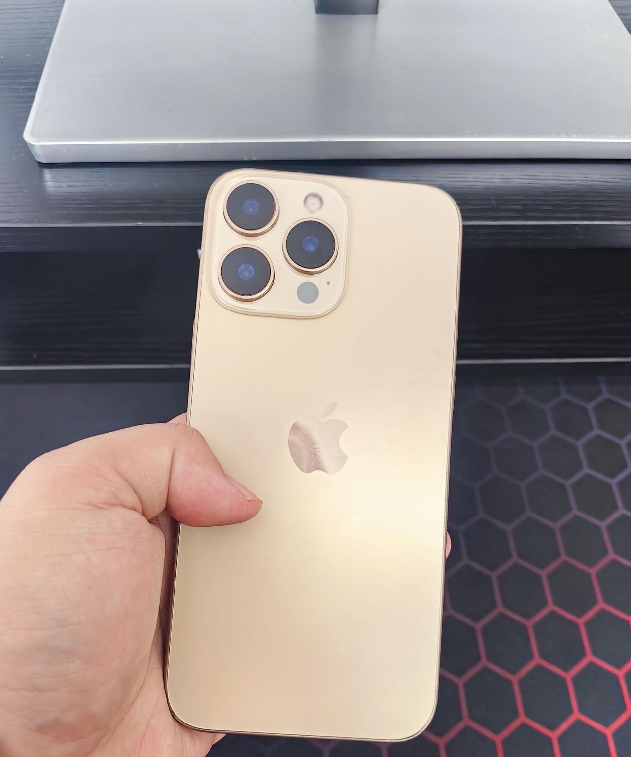 #美国造iPhone一台要卖2.5万元# 苹果在手机行业没有对手，一家公司拿走了