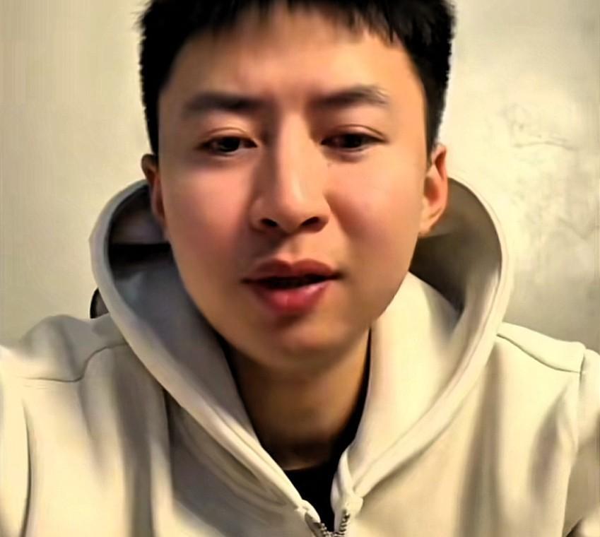 方博无语了，
方博纳闷了[捂脸]
方博直播间的网友真是太逗了
他们让方博去追伊藤