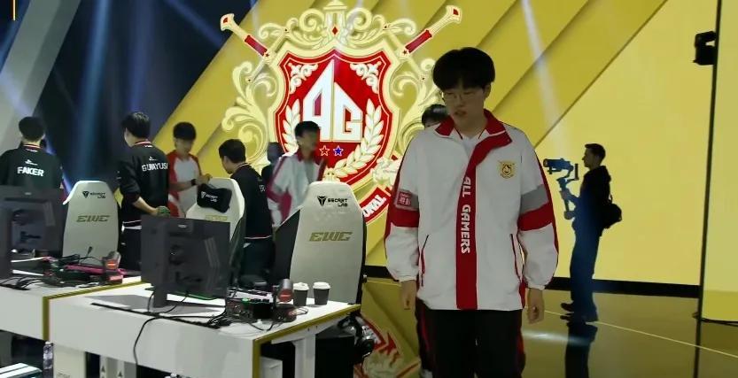 抗韩奇侠！AL二比零淘汰T1，晋级沙特杯决赛！#ewc英雄联盟# 
赛后香克斯激