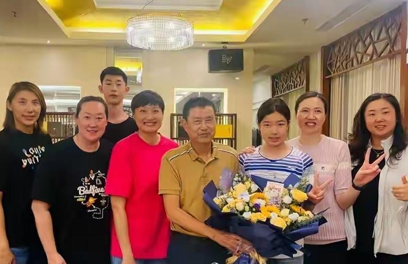 女排黄金一代的教练和球员“国庆”佳节聚在一起，球迷都认出他们了吗？