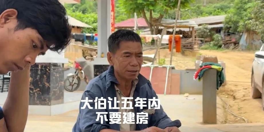 最近两天，小陈在直播间和视频里疯狂输出老挝大伯阻挠他们建房的事，还总强调大伯在家
