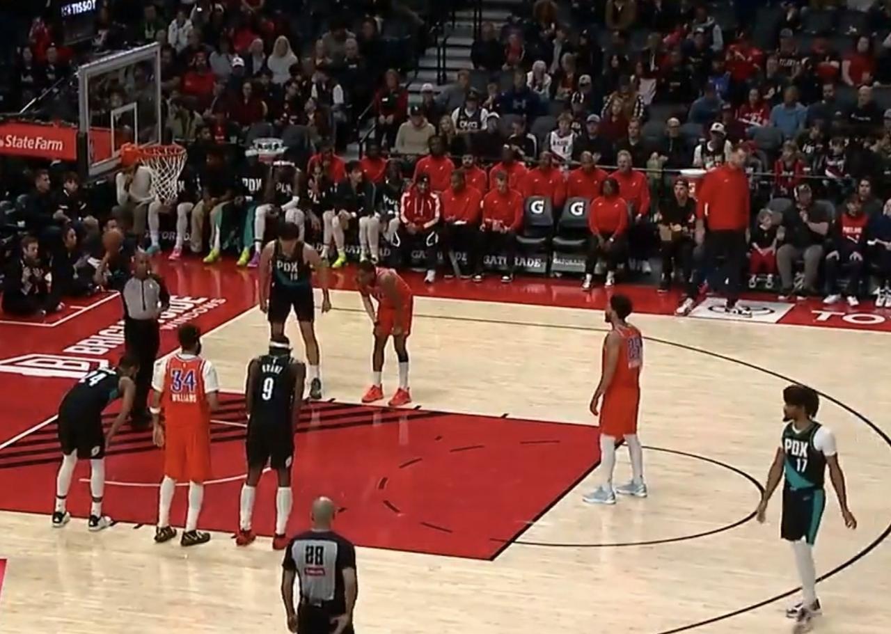 杨瀚森上半场出战4分钟收下一个篮板，三次投篮全失！北京时间2025年12月1日，