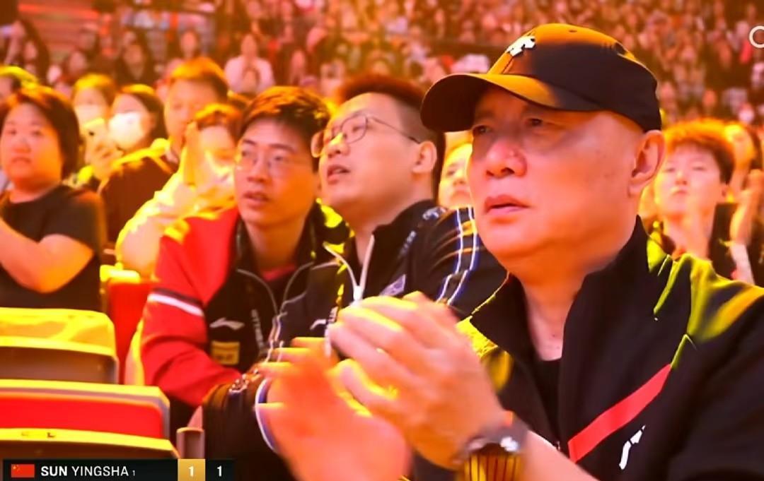 小杨也在观众席看莎莎的比赛。
今天的第一场比赛是是莎莎对阵平野美宇，看到现场的球