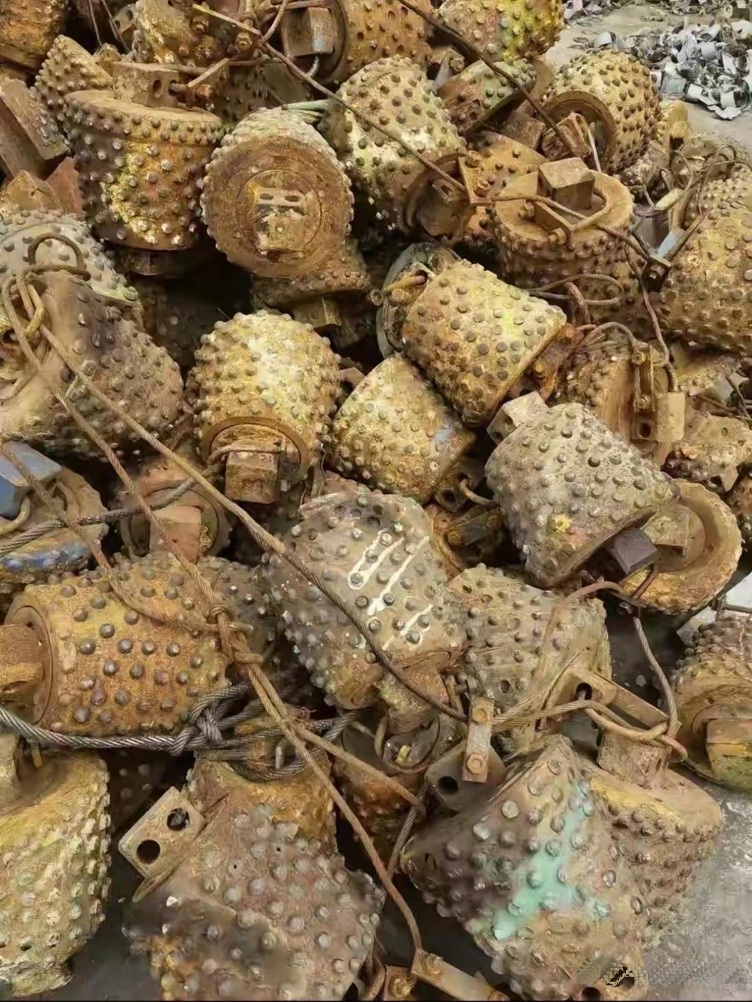 去朋的废铁场玩，看到有一堆奇怪的物件。都生锈得不成样子了，外形看着像秤砣。就很好