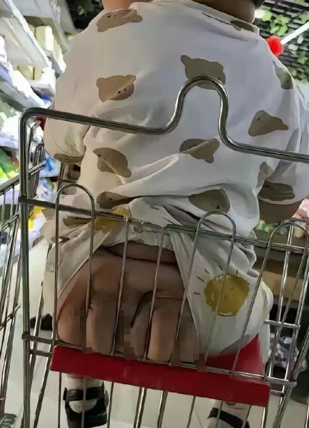 家长们，请把目光投向孩子！别让稚嫩身影独自承担风雨