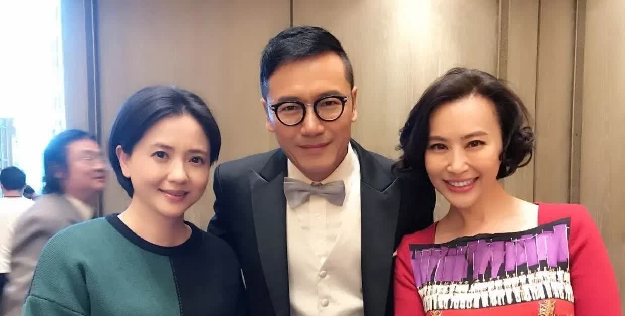 和“林黛玉”陶慧敏合影的这位男士谁呢？是否很面熟？