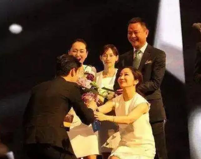 博主认为，陶晶莹这几年哈日哈韩的行为，已经非常赤裸裸，丢尽了我们的脸面。
当初她