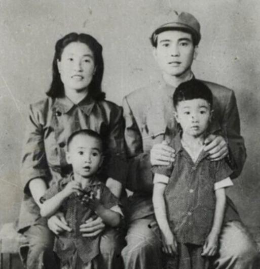 1951年，刘青山被处死，十几年后，他的大儿子考上了石油学院，却因政审被拒。于是