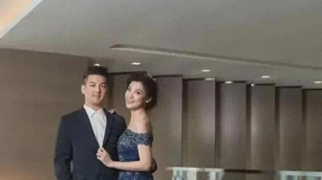 贾静雯与前夫合影，是妥协还是为女牺牲？