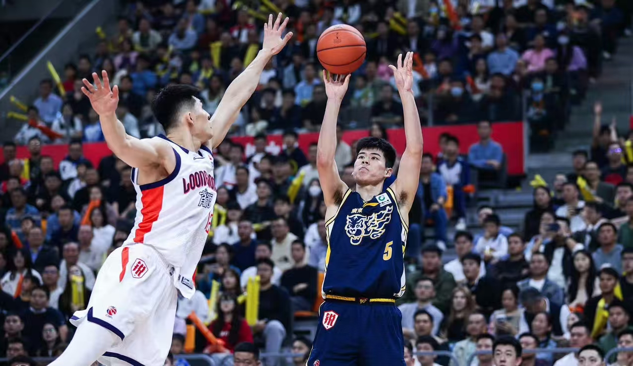 陈家政防守在线，三分出机会不敢投该骂，徐昕篮下防守威慑确实大